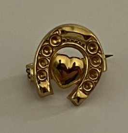 Brosche Hufeisen mit Herz 15mm gold